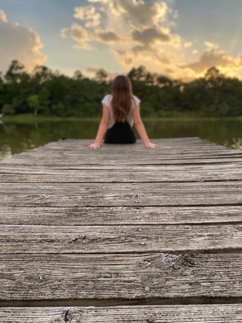 Pond Pictures Photography, Poses At Lake, Photoshoot Near Lake, Lake Poses Picture Ideas By Yourself, Senior Pictures By Pond, Dock Picture Ideas, Dock Ideas Lakeside Pictures, Dock Photoshoot Ideas, Country Sweet 16 Photoshoot