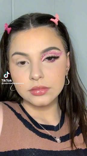 Cute Eye Looks Eyeshadows, Make Up For Barbie, Simple Makeup Looks With Color, Karol G Makeup Ideas, Awesome Makeup Looks, Pink Eyeshadow For Hooded Eyes, Pink Makeup Rhinestones, Rbd Concert Makeup, Pink Eye Makeup With Rhinestones