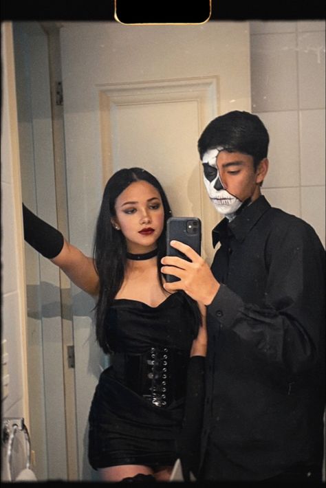 Grim And Malaria, Halloween Parejas, Halloween Pictures, Couple Halloween, Couple Halloween Costumes, Couples Costumes, Face Paint, Halloween Costumes, Paint