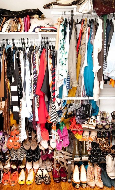 If you've ever struggled with clutter, or known someone who has, you need to read this--> The 7 Habits of Highly Effective Clutterers Open Closets, Messy Closet, Celebrity Closets, Closet Tour, Closet Office, Open Closet, Louise Roe, Dior Earrings, Dream Closets