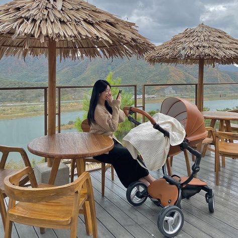 Spotted @jaedd0e_ with our iconic mima xari in camel 🤎 #sharemymima #minakids #mimaxari #mima #stroller #mimastroller Mima Stroller, Mima Xari, Stroller, Camel, Quick Saves