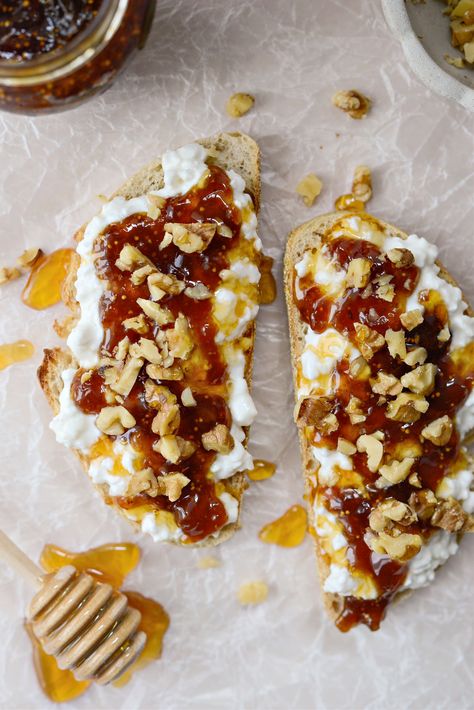 Toast And Cottage Cheese, Cottage Cheese And Jam, Cottage Cheese Appetizers, Sweet Toast Ideas, Cottage Cheese Toast Breakfast Ideas, Cottage Cheese Breakfast Ideas, Breakfast With Cottage Cheese, Cottage Cheese And Honey, Cottage Cheese Snacks