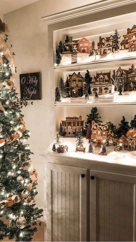 Different Christmas Decor Aesthetics, Natal, Classic Christmas Village, Green Room Christmas Decor, Traditional Christmas Decorations Ideas, Interior Holiday Decor, Classic Cozy Christmas Decor, Colonial House Christmas Decor, Family Room Christmas Tree