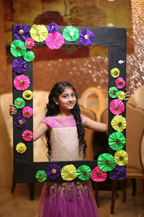 How To Make Selfie Photo Frame, Selfi Point Decoration For School, Selfie Board Frame Ideas, Selfie Point Ideas For School, Selfie Corner Ideas For School, Selfie Frames Ideas, Selfie Point, Cardboard Photo Frame, Wooden Box Crafts