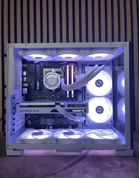 Lian li mini Build Specs: GPU: RTX 3060 Gigabyte Vision CPU: Ryzen 7 3800X CPU Cooler: Lian Li Galahad 240mm RAM: 2x8 GB 3600MHz Corsair Vengeance RGB White CASE: Lian Li O11 Dynamic Mini FANS: Deepcool FC120 white PSU: SF650W MOTHERBOARD: Tuf Gaming B550-Plus Best Pc Setup, Build A Pc, Gaming Pc Build, Custom Computer, Live Screen Wallpaper, Best Pc, Gaming Pcs, Gaming Room Setup, Pc Case