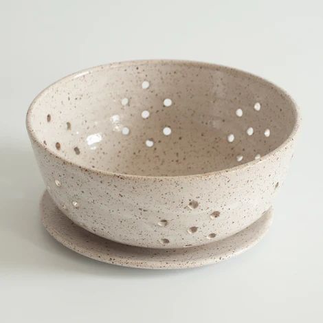 For a Scandinavian-Minimalist design style, focus on simple colors & contemporary Mid-Century details for your wedding gift registry. Ceramic Berry Bowl, Minimalist Design Style, Fruit And Veggies, Pottery Pots, Scandinavian Minimalist, Diy Ceramic, Hand Built Pottery, Small Plate, Berry Bowl