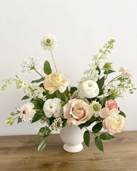 Wedding Flower Arrangements Table, Hydrangea Flower Arrangements, Xmas Vibes, Rose Flower Arrangements, Table Flower, Bridal Bouquet Flowers, Wedding Floral Centerpieces, Flower Arrangements Simple, July Wedding