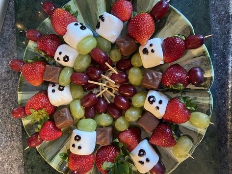 Ghost Fruit Skewers, Halloween Fruit Skewers, Ghost Fruit, Party Fruit, Halloween Party Appetizers, Fruit Kebabs, Halloween Fruit, Fruit Skewers, Halloween Things