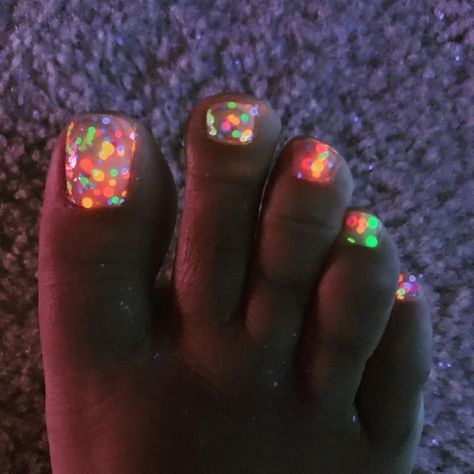 Colorful Shorties Nails, Confetti Nail Polish, Confetti Nails Acrylic, Neon Pedicure Toenails, Small Nail Designs, Nail Designs With Dots, Rainbow Pedicure, Neon Rainbow Nails, Cute Pedicure Ideas