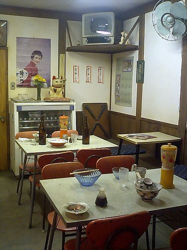 Japanese Diner Interior, Showa Era Aesthetic, Japanese Diner, Tokyo Downtown, Japanese Interiors, Showa Era, Style Japanese, My Place, Japanese Restaurant