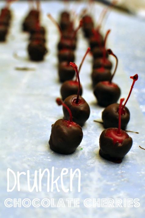 Amaretto Cherries, Drunken Desserts, Chocolate Cherries, Boozy Desserts, Chocolate Covered Cherries, Cherry Recipes, Chocolate Drip, Alcohol Drink Recipes, Maraschino Cherry