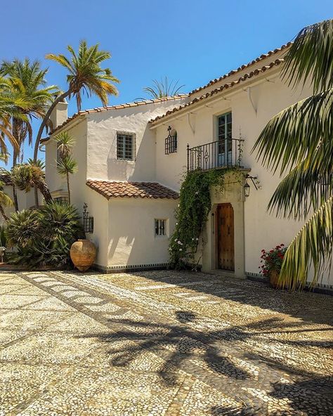 Casa del Herrero (House of the Blacksmith) was designed by George Washington Smith in Montecito, California (1922-1925). Inspired by… Spanish Revival Architecture, Colonial Revival Architecture, Regency Architecture, Spanish Colonial Revival, Montecito California, The Blacksmith, Spanish Revival, Colonial Revival, Spanish House