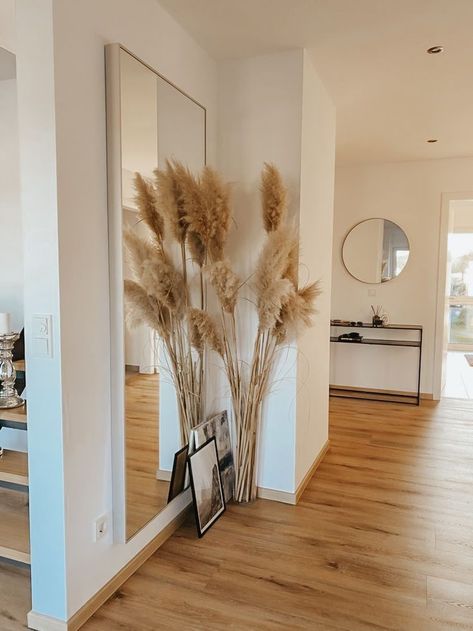 Mirror Area Living Room, Pampas Decor Home, Pampas Deco, Mirror Living Room Decor, Pampas Decor, Vstupná Hala, Living Room Corner, Mirror On The Wall, Home Entrance Decor