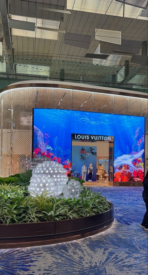 Colorful, popping Modern Airport Design, Louis Vuitton Airport, Airport Feeling, October Moodboard, Singapore Airport, Airport Shopping, Travel Airport, Airport Design, Girly Dp