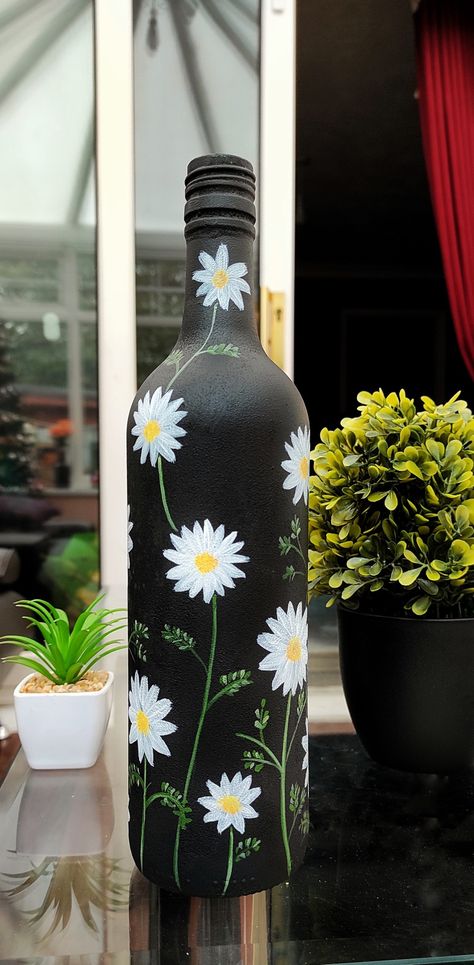 Painting On Glass Bottles Simple, Painted Bottles Flowers, Bottle Paint Design, Design For Bottle Painting, Black Bottle Painting Ideas, Bottle Painting For Plants, Flower Bottle Art, Bottel Paint Design, Painting Ideas On Bottles