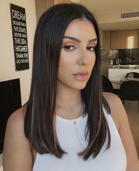 Haircut All One Length, One Lenght Hairstyle Women, Straight Armpit Length Hair, Brunette Mid Length Hair Straight, On The Shoulder Haircut, Medium Hair Straight Cut, Side Part Lob Mid Length, Middle Hair Length, Short Hair With Front Layers