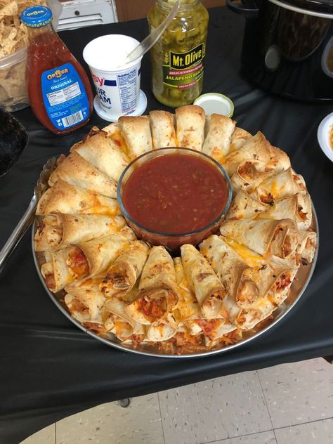 Blooming Quesadilla Ring, Blooming Quesadilla, Quesadilla Ring, Watch Party Food, Bowl Party Food, Football Party Food, Superbowl Snacks, Tailgate Food, Super Bowl Food