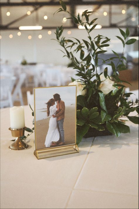 Gold Picture Frame Wedding Decor, Gold Candlestick Holders Wedding, Photo Frame Table Centerpieces, Pictures For Centerpieces, Flower And Picture Centerpiece, Wedding Tables With Pictures, Wedding Centerpieces Picture Frames, Wedding Centerpieces Diy Picture Frames, Gold Frame Centerpiece