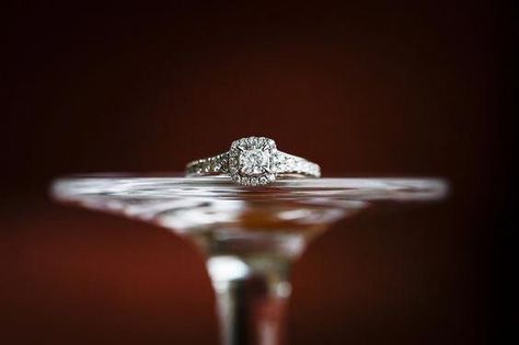 Rings Photography, Macro Fotografia, Wedding Ring Photography, Wedding Ring Shots, Round Diamond Engagement Rings Halo, Ring Photography, Creative Jewelry Photography, Details Photography, Jewellery Photography