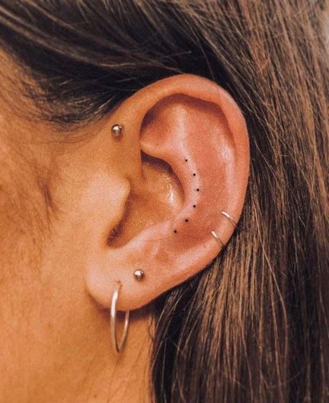 Ušný Piercing, Dot Tattoos, Simple Tattoo Designs, Cute Ear Piercings, Diamond Shape Earrings, Cute Piercings, Lobe Piercing, Daith Piercing, Open Hoop Earrings