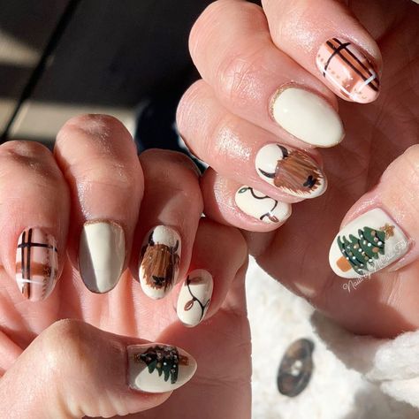 Christmas Cow Nails Acrylic, Christmas Cow Nail Designs, Cute Western Christmas Nails, Country Halloween Nails, Western Christmas Nails Ideas, Western Christmas Nails Acrylic, Cow Christmas Nails, Christmas Nails Western, Western Winter Nails