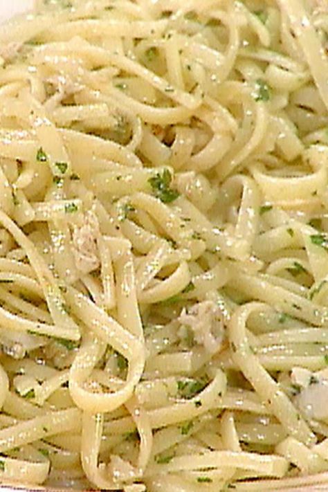 FAST AND EASY LINGUINE WITH WHITE CLAM SAUCE White Clam Sauce Recipe, Linguine With White Clam Sauce, Clam Sauce Recipe, Linguine And Clams, Clam Sauce Linguine, Clam Pasta, White Clam Sauce, Linguine Recipes, Clam Sauce