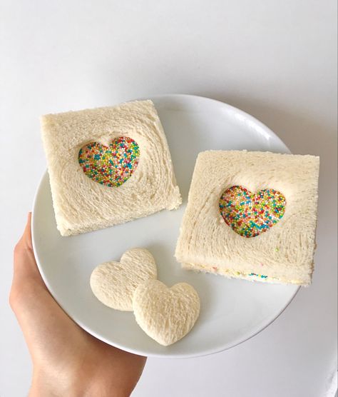 Fairy Bread Sandwich, Fairy Lunch Ideas, Fairy Bread Aesthetic, Cute Sandwich Ideas, Kawaii Sandwich, Cute Sandwiches, Kawaii Lunch, Kids Lunch Box Meals, Cute Bread