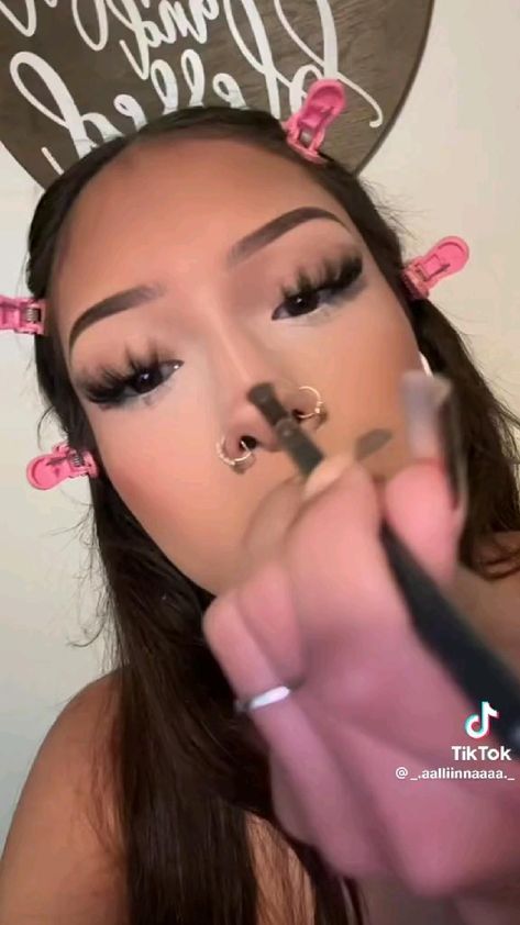 Latina Contour Makeup, Baddie Nose Contour, Chicana Eyeshadow, Lvsqqu Makeup Tutorial, Mexican Style Makeup, Latina Lip Combo Tutorial, Copy And Paste Latina Eyebrow Tutorial, How To Bake Make Up Makeup Tutorials, Latina Nose Contour