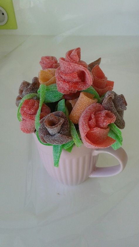 Gummy Flower Bouquet, Candy Kabobs, Mother's Day Projects, Candy Roses, Edible Bouquets, Fruit Arrangements, Baby Birthday Cakes, Chocolate Decorations, Candy Bouquet