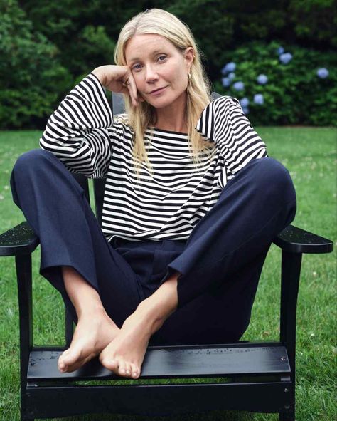 Gwyneth Paltrow Style, Film Star, Financial Times, Gwyneth Paltrow, Casual Chic Style, Cropped Cardigan, Daily Outfits, Celebrities Female, 90s Fashion