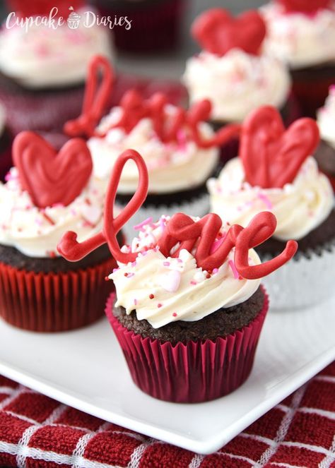 Share the love this Valentine's Day with a chocolate cupcake! "Love" Cupcakes are the perfect way to treat your valentine. Valentines Cakes And Cupcakes, Deco Cupcake, Cupcakes Design, Cupcake Diaries, Valentines Baking, Valentine Day Cupcakes, Valentine Desserts, Valentines Cupcakes, Valentines Day Cakes