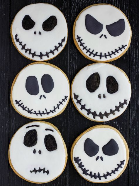 Galletas de Halloween y Día de Muertos - Pasteles D' Lulú Skull Cookies Royal Icing, Halloween Royal Icing, Comidas Halloween, Easy Royal Icing Recipe, Cupcakes Halloween, Recetas Halloween, Cardboard Playhouse, Cookies Halloween, Icing Ideas