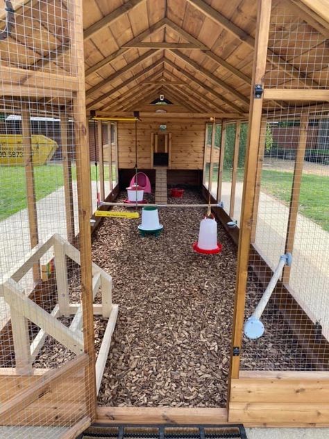 Reban Ayam, Cute Chicken Coops, Chicken Coop Garden, Chicken Shed, Chicken Barn, Backyard Chicken Coop Plans, Diy Chicken Coop Plans, Chicken Coop Run, Backyard Chicken Farming