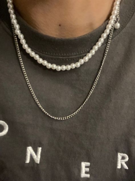 Guys Pearl Necklace, Pearls Outfit Men, Guys Necklaces Aesthetic, Pearl Necklace Aesthetic Outfit Men, Men Aesthetic Necklace, Aesthetic Male Jewelry, Guys Necklaces Silver, Men With Necklace Aesthetic, Silver Jewellery Aesthetic Men