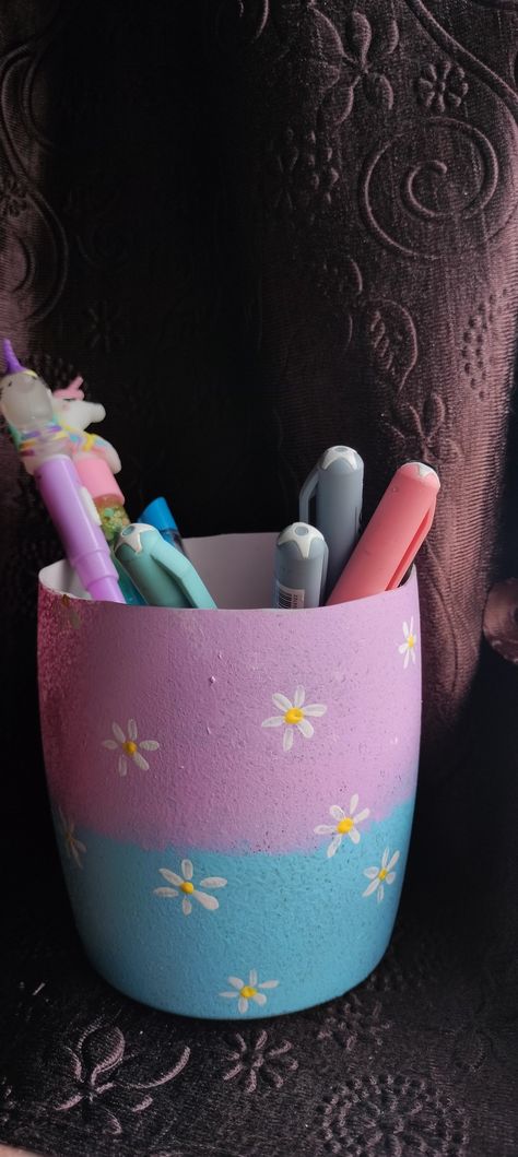 💜💙Pen holder 💙💜 How To Make Pen Stand With Paper, Pen Stand Decoration Ideas, Pen Stand Painting Ideas Aesthetic, Pen Holder Craft Ideas, Diy Pen Stand Aesthetic, Diy Pencil Holder Aesthetic, Handmade Pen Holder, Pen Holder Painting Ideas, Penholder Aesthetic Diy