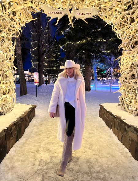 Fur Coat And Cowboy Boots, Cowboy Hat Winter Outfit, White Cowboy Boot Outfits Winter, White Cowgirl Hat Outfit, White Cowboy Hat Outfit, Cowboy Boot Outfits Winter, Cowgirl Winter Outfits, Cowboy Hat Outfit Woman, Cowgirl Hat Outfit