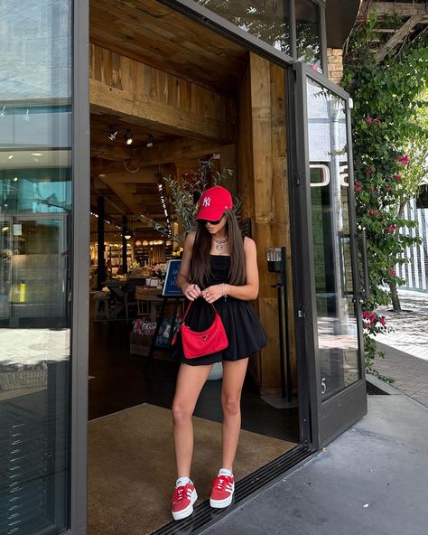 Summer In Nyc Outfit, Red Outfit For Women, Red Outfit Summer, Red Casual Outfit, Red Adidas Outfit, Red Outfit Casual, Print Skirt Outfit, Fotos Outfits, Breakfast Outfit