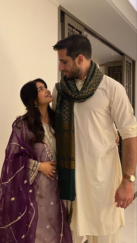 Indian Couple Aesthetic, Desi Love, Meme Page, Desi Fashion Casual, Hilarious Photos, Paparazzi Photos, Couple Picture Poses, Cute Couple Poses, Couple Photoshoot Poses