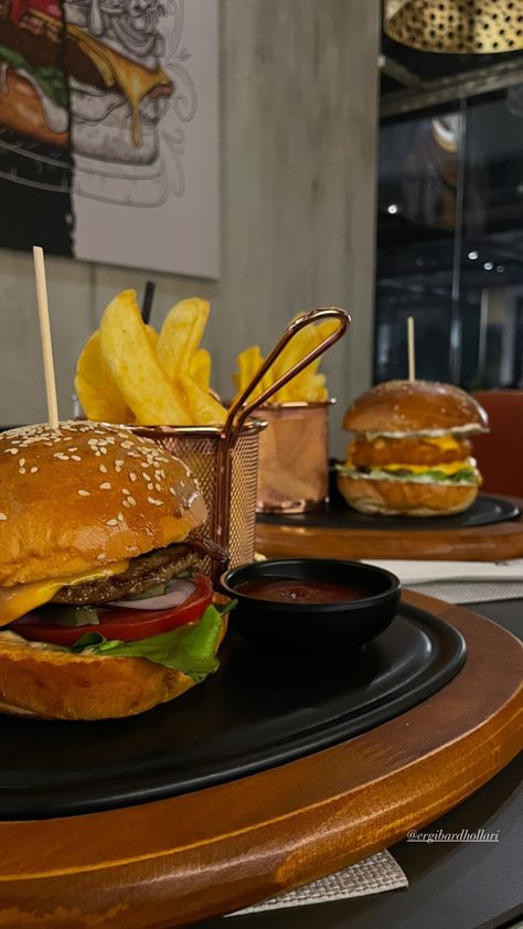 Burger Restaurant Aesthetic, Hamburger Aesthetic, Burgers Aesthetic, Burger Aesthetic, Sleepover Food, Healthy Food Motivation, Buffet Food, Food Recepie, Snap Food