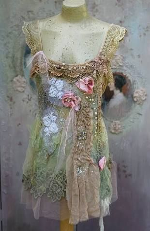 Image result for shabby chic clothing bohemian Shabby Chic Outfits, Boho Couture, Bohemian Schick, Shabby Chic Clothes, Boho Mode, Bohemian Top, Romantic Tops, Boho Clothes, Altered Couture