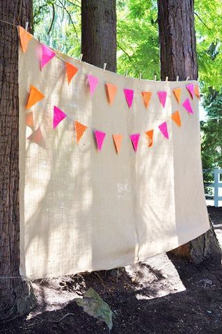 Make memories with a DIY photo booth Anniversary Photo Backdrop Ideas, Photo Drop Backgrounds, Photo Booth Diy Ideas, Diy Fotokabine, Booth Decor, Summer Party Decorations, Diy Photo Booth, Foto Tips, Photo Booths