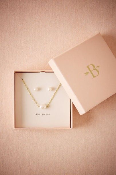 Jewelry Packaging Diy, Jewelry Packaging Design, Set Packaging, Creative Jewelry Photography, Jewelry Photography Styling, Packaging Ideas Business, Necklace Packaging, Small Business Packaging Ideas, Pearl Jewelry Wedding