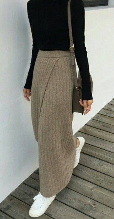 5e76bef6e019b2541ff53db39f407a98 Sukienki Maksi, Maxi Skirt Winter, Skirt Diy, Long Pencil Skirt, Pencil Skirt Outfits, Maxi Outfits, Winter Skirt Outfit, Korean Streetwear, Rock Outfit