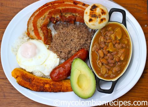 Bandeja Paisa - Columbian recipes Colombian Dinner, Colombian Food Recipes, Columbian Recipes, Colombian Dishes, Colombian Cuisine, Latino Food, Latin American Food, Colombian Food, Hispanic Food