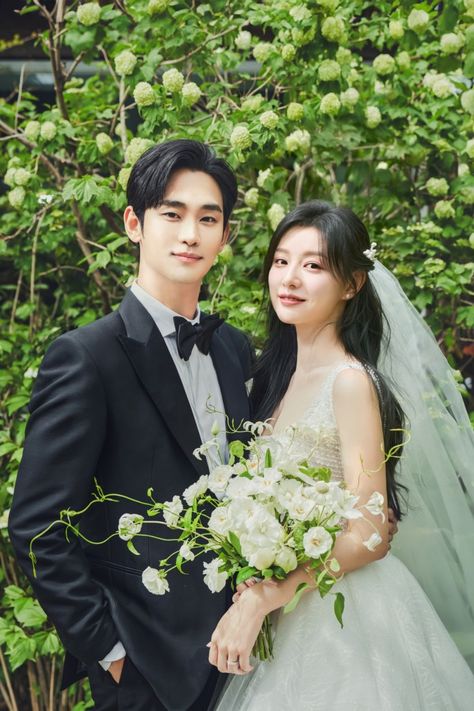 tvN unveils stunning wedding photos of Kim Soo Hyun and Kim Ji Won for the upcoming drama 'Queen of Tears' Kim Saeron, Oppa Gangnam Style, Stunning Wedding Photos, Thea Queen, Hyun Kim, Kim Sohyun, 사진 촬영 포즈, Korean Wedding, Hyun Woo