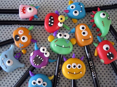 Clay Art For Kids, Polymer Clay Pens, Clay Pen, Jumping Clay, Dekorasi Halloween, Clay Monsters, Clay Crafts For Kids, Kids Clay, Tanah Liat