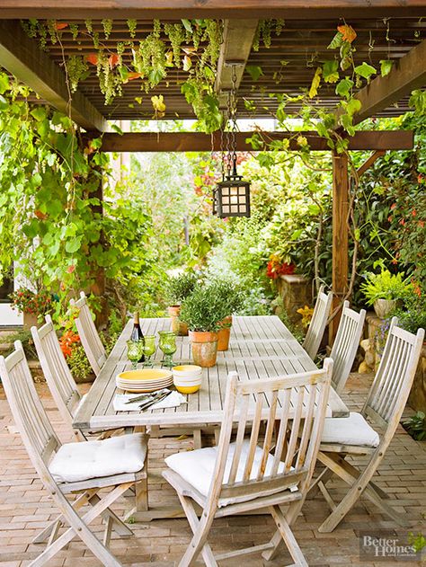 Create an inspiring and comfortable outdoor living space with these amazing decorating ideas. You can turn your patio, deck, or porch into a retreat that is just as comfortable as your indoor rooms. We’ll even show you how to do so on a budget. Terrasse Med Tak, Building A Pergola, Pergola Lighting, Pergola Design, Dining Table And Chairs, Backyard Pergola, Have Inspiration, Pergola Kits, Pergola Patio