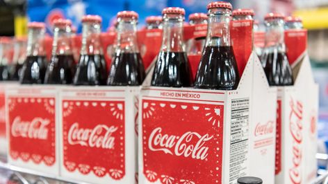 If you've ever noticed some differences between Mexican and American Coke, you're not crazy. The reason these sodas differ so much in taste may surprise you. Mexican Coke, The Untold Truth, Fountain Drink, Food Wishes, Caffeine Content, Fizzy Drink, Soda Fountain, Types Of Packaging, Coca Cola Bottle