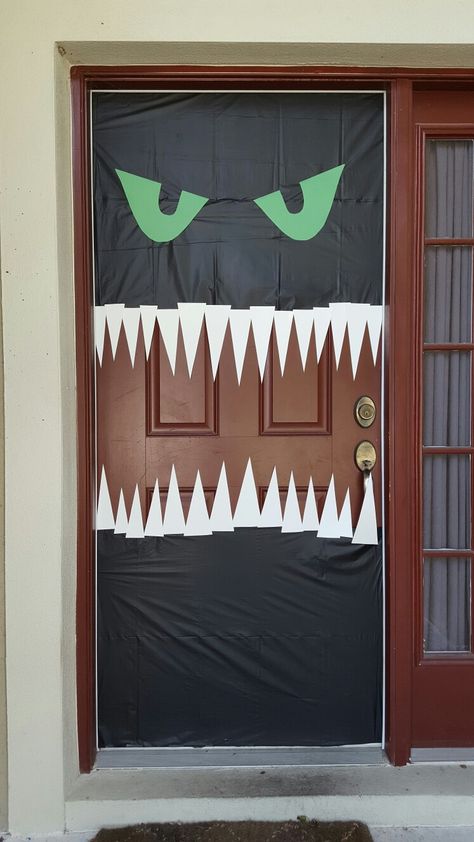 Halloween House Monster Face, Monster House Decoration Halloween, Door Monster Halloween, Halloween Monster Garage Door, Halloween Monster Door Decorations, Monster House Halloween, Monsters Inc Doors, Halloween Monster Doors, Monster Door