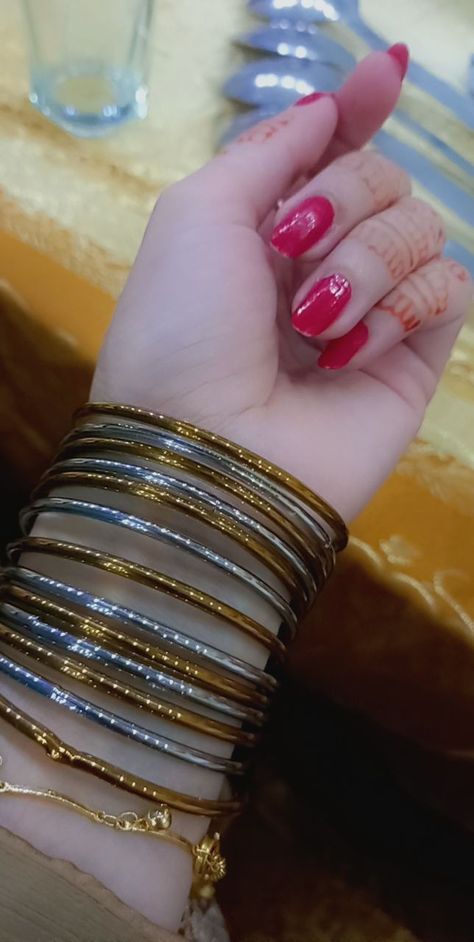 Bangle Hands Pics, Bangles For Daily Wear, Churi Design, Tweed Shirt, Traditional Bangles, Designer Bangles, Girly Swag, Stone Bangles, Thread Bangles Design